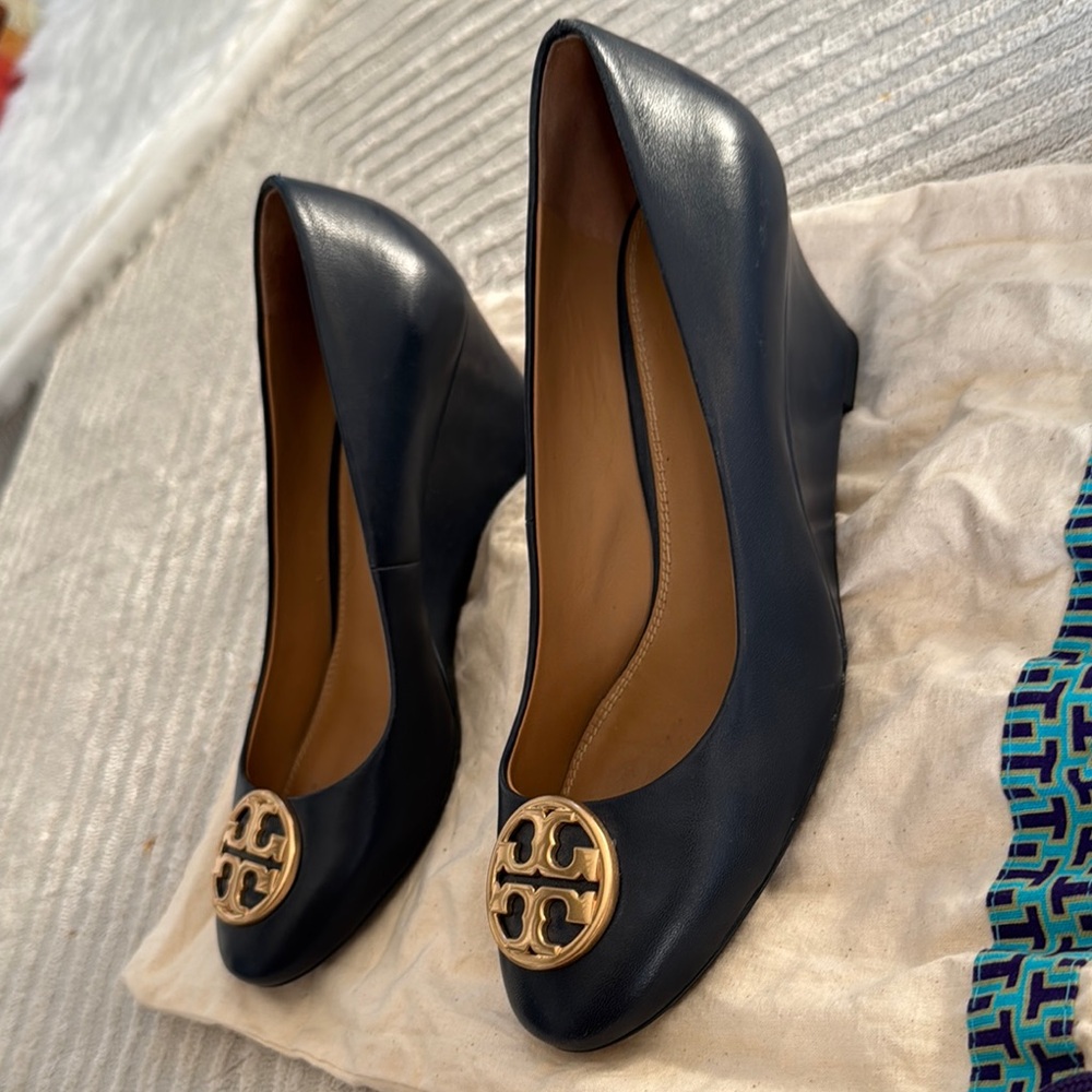 Tory Burch Chelsea 65 Leather Wedge Pumps Navy - Picture 12 of 16